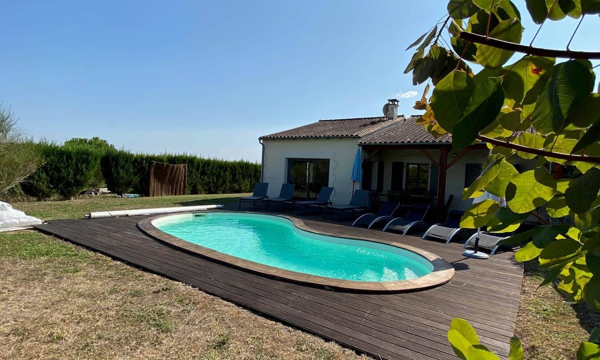 Chalais Villa | Spacious villa Le Charme with heated pool, 4 bedrooms sleeping 9, Airco & WiFi