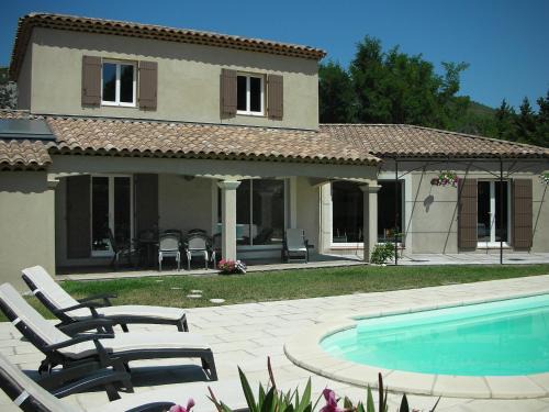 Beaumes-de-Venise Villa | Spacious Villa with Pool