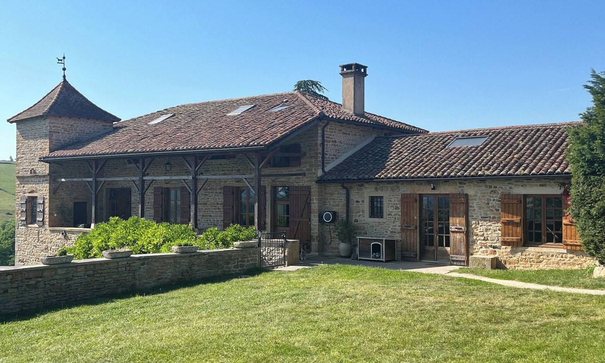 Jalogny House | Stone family home with swimming pool