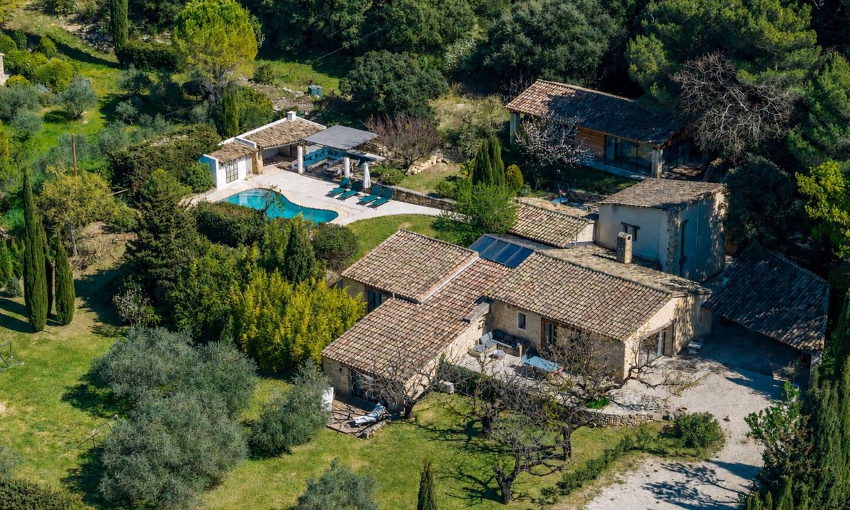La Roque-sur-Pernes House | *Stones, calm and comfort on 5000 m2 of land.