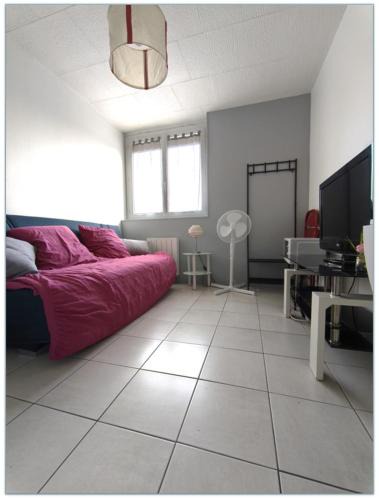 Peronnas Apartment | Studio au calme