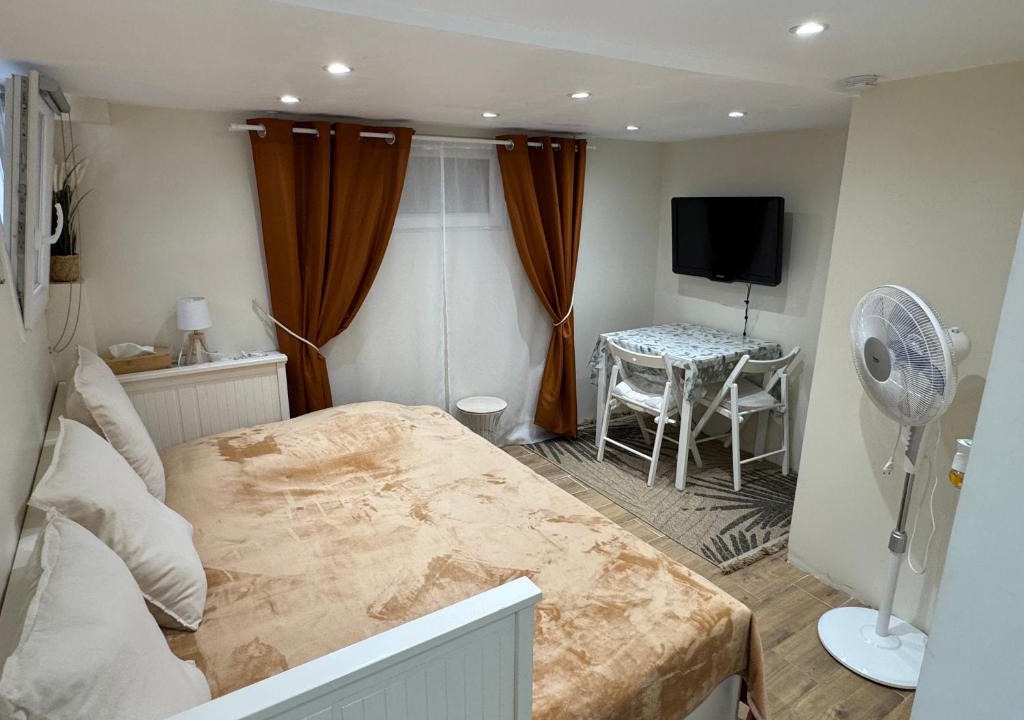 Adamville Apartment | Studio cosy indépendant avec kitchenette et jardinet, proche Paris