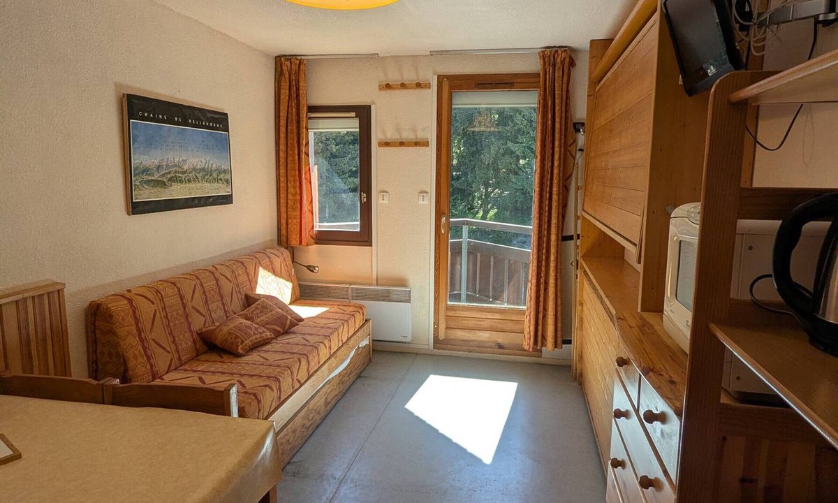 Prapoutel Apartment | Studio for 3, ski-in/ski-out, balcony