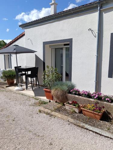 Longeault Apartment | studio Lise Marion, calme,climatisé, parking privé
