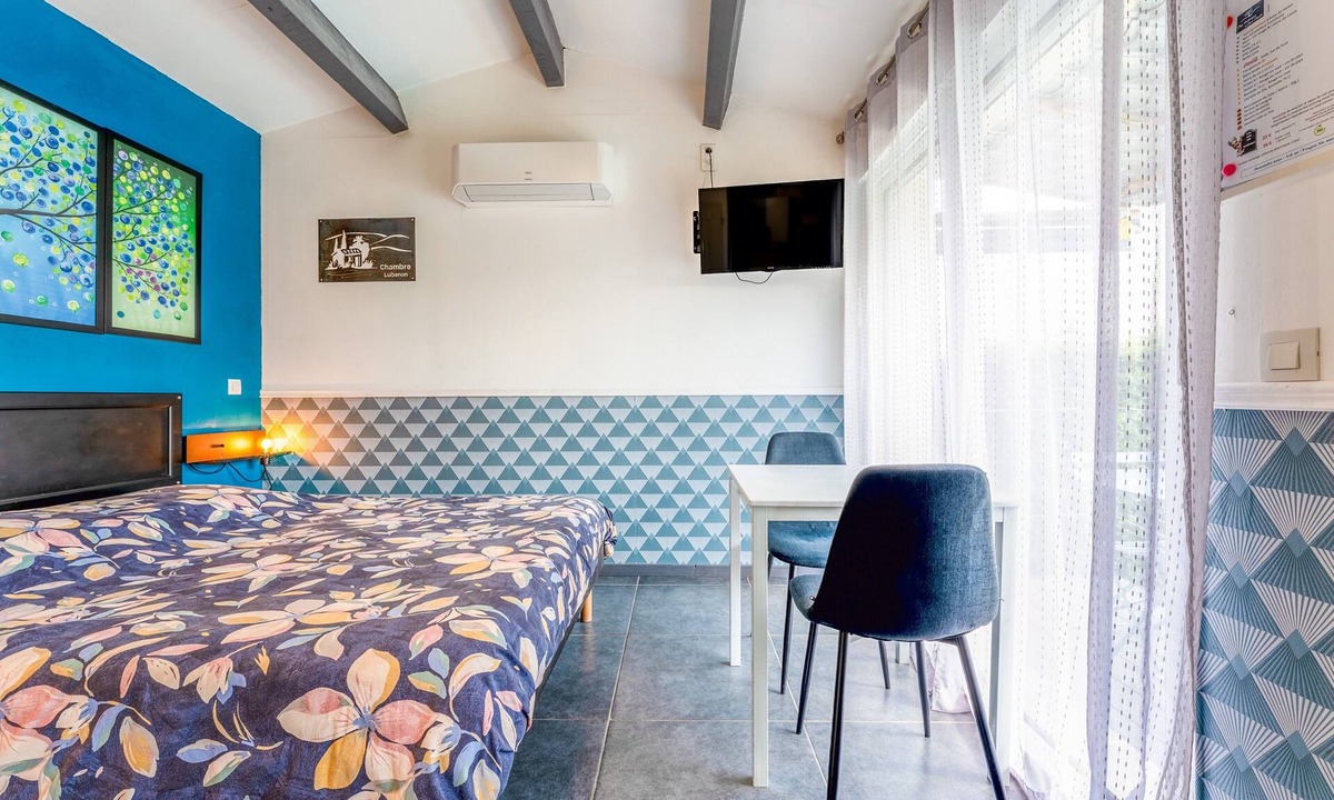 Taillades Apartment | Studio 'Luberon' with Mountain View, Wi-Fi and Air Conditioning