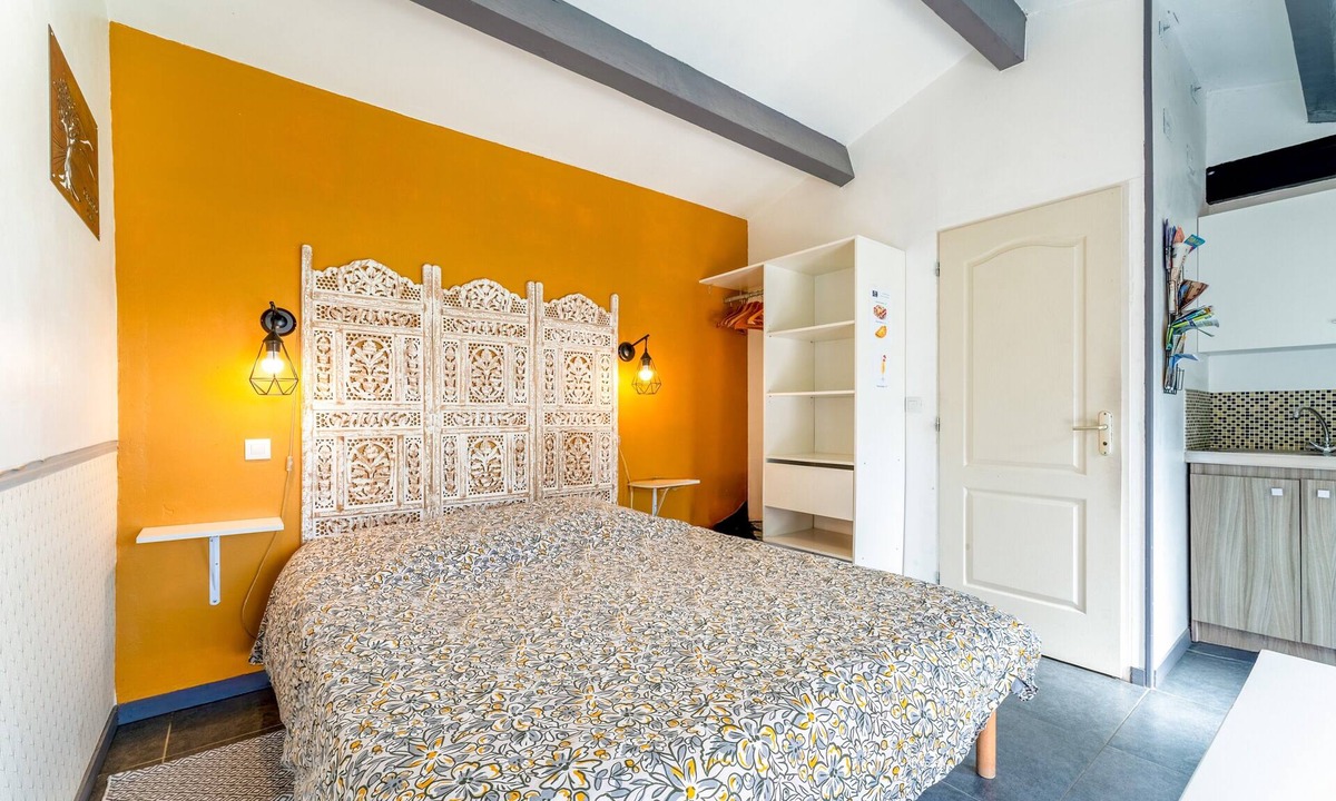 Taillades Apartment | Studio "Olivier" with Mountain View, Wi-Fi and Air Conditioning