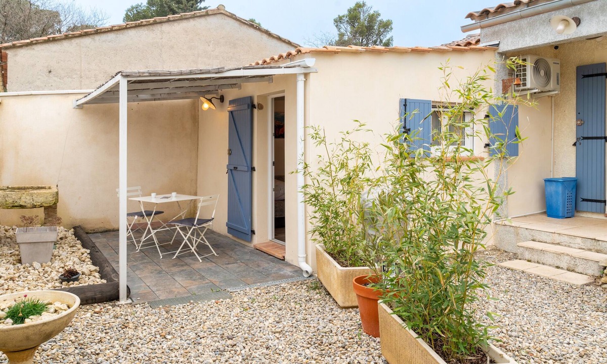 Loriol-du-Comtat Apartment | Studio "Villa Loriol du Comtat" with Shared Pool and Private Terrace