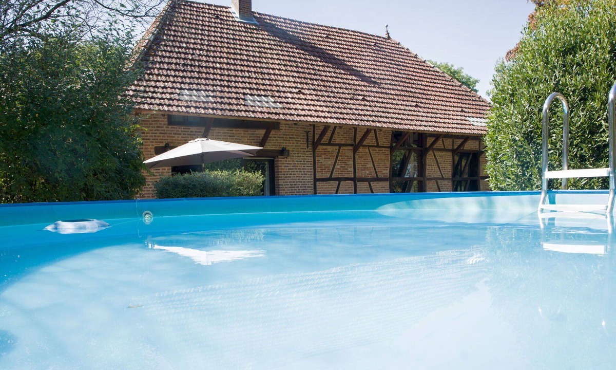 La Chapelle-Saint-Sauveur Villa | Stunning private villa for 8 people with WIFI, private pool, TV, terrace and pets allowed