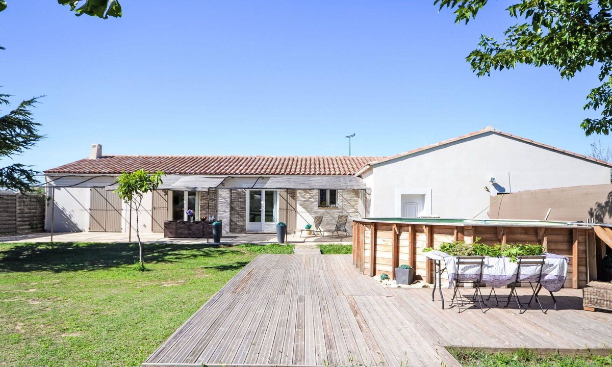 Saint-Didier Villa | Stunning private villa for 6 people with WIFI, private pool, A/C, TV and patio