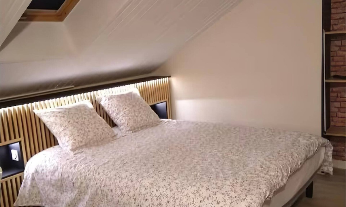Arbois Apartment | Stunning studio apartment in a residential complex on Rue de Courcelles