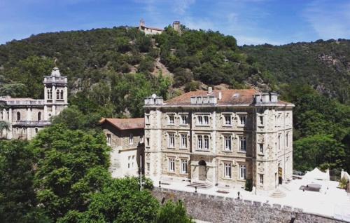Saint-Barthelemy-de-Vals Bed & Breakfast | Suite romantique d'Isoarde des Baux - Château de Rochetaillée