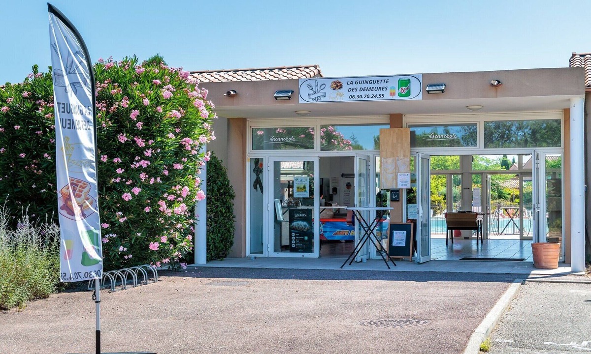 Aubignan House | Sunlit Provençal House with Terrace