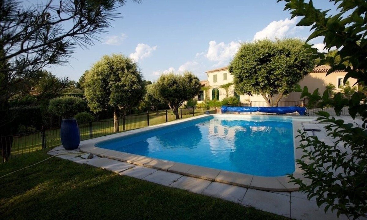 L'Isle-sur-la-Sorgue Villa | Superb air-conditioned country house in a quiet location with heated secure swimming pool