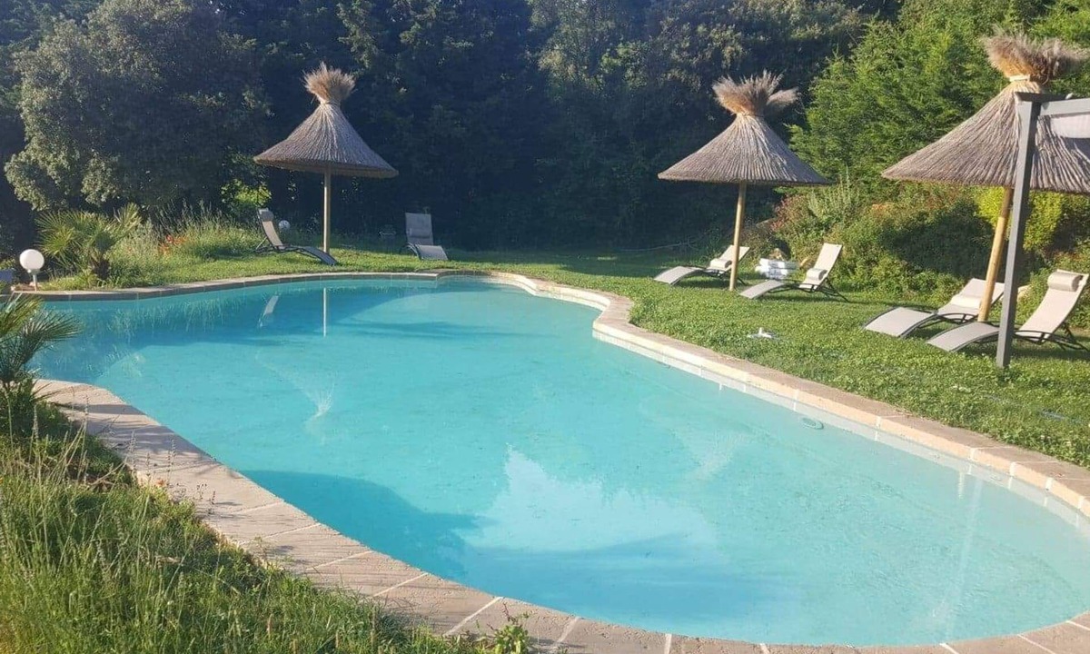 Bollene House | Superb Provencal farmhouse on the hillside