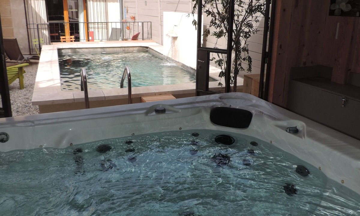 Aubignan Cottage | SWIMMING POOL and JACUZZI Gîte "Les chênes blancs" in PROVENCE