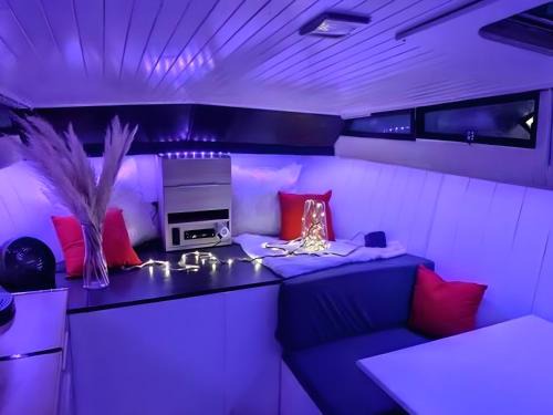 Valence Boat Rental | The Blue Boat