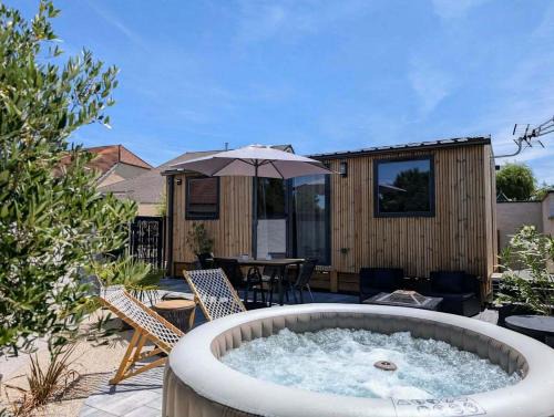 Saint-Loup-Nantouard Ski Chalet | Tiny house climatisé et jacuzzi privatif