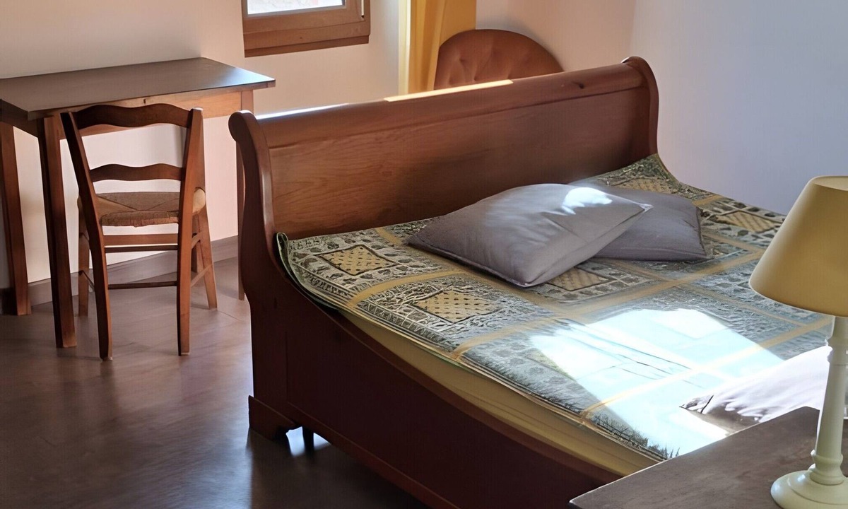 Montbrun-les-Bains Apartment | 'Tournesol' Room with Mountain View, Shared Terrace and Wi-Fi