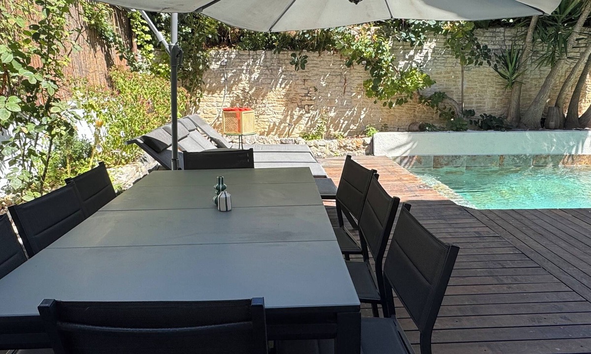 16th Arrondissement House | Typical, very spacious villa with private pool on the seafront