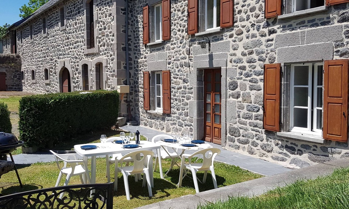 Neussargues en Pinatelle House | Une Ferme Rénovée au Cœur du Cantal Proche de la Station de ski du Lioran