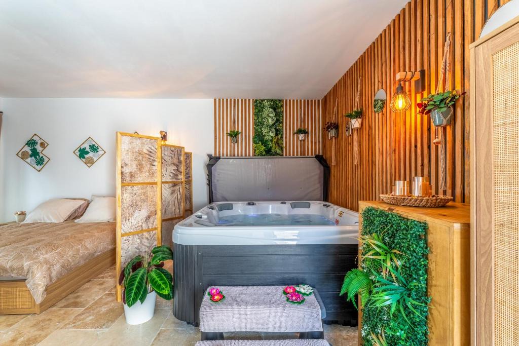 Taillades Apartment | Une parenthèse en luberon, jacuzzi