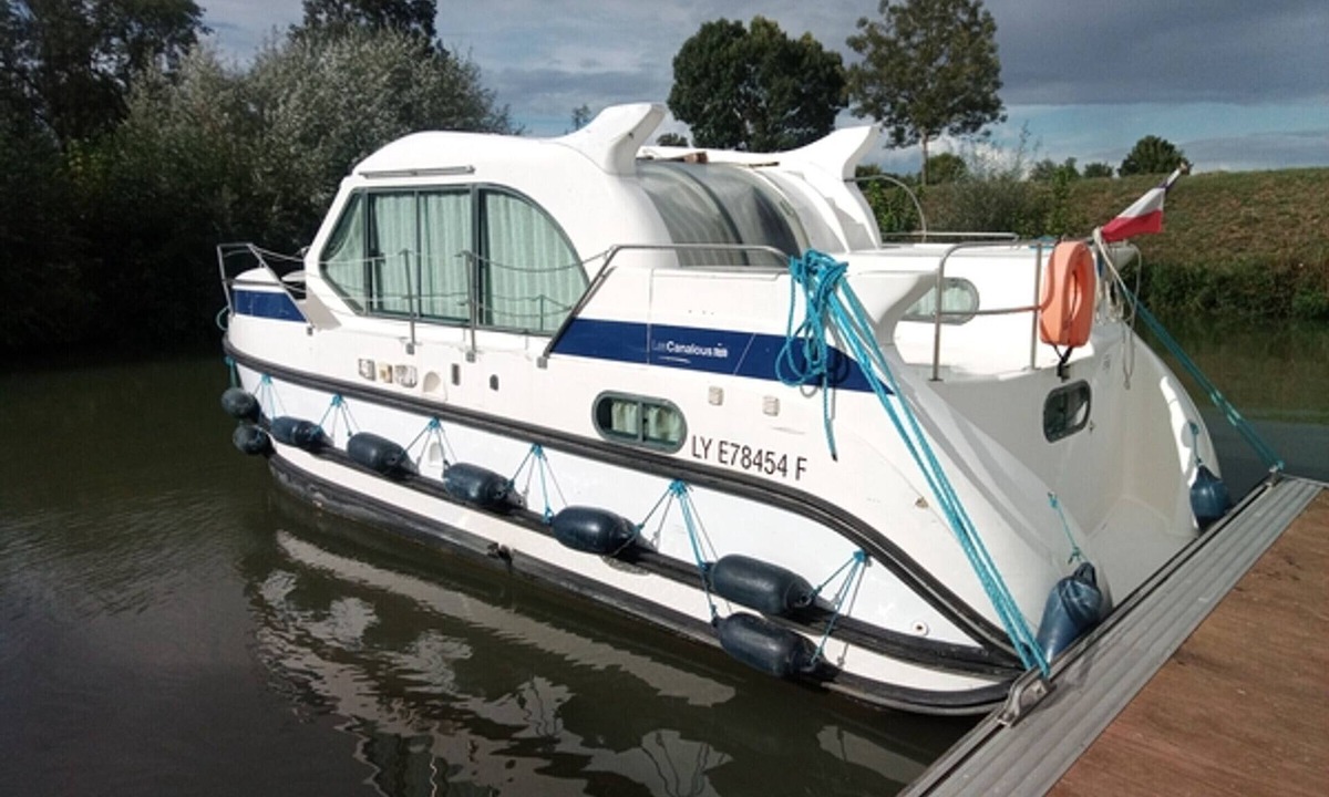 Pontailler-sur-Saone Boat Rental | Unique Stay on Water - A Moored Boat in Pontailler-sur-Saône