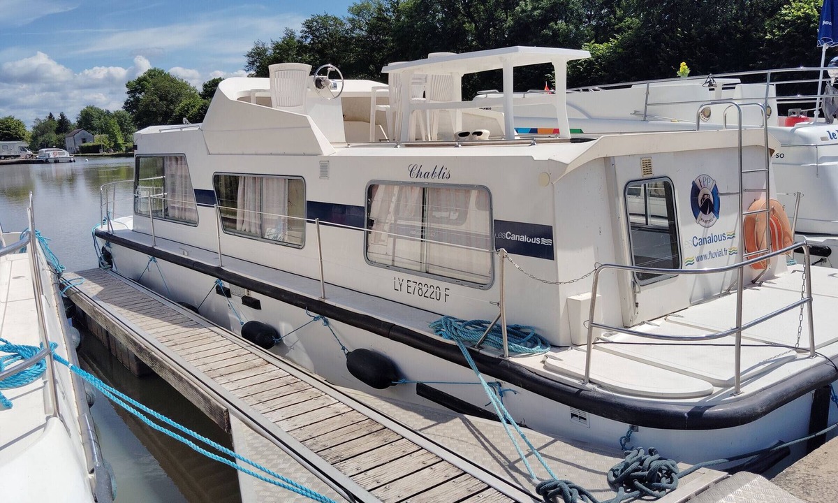 Chatillon en Bazois Boat Rental | Unique Stay on Docked Boat in Burgundy