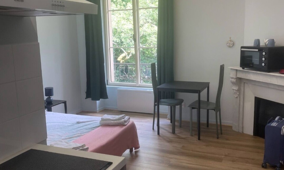 Mont-sous-Vaudrey Apartment | Unusual castle stay with escape game