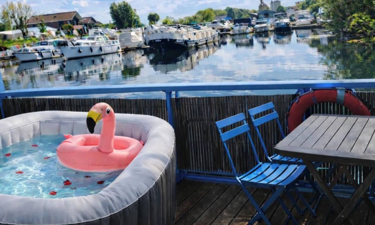Saint-Usage House | Unusual floating cottage with private Jacuzzi at the Marina