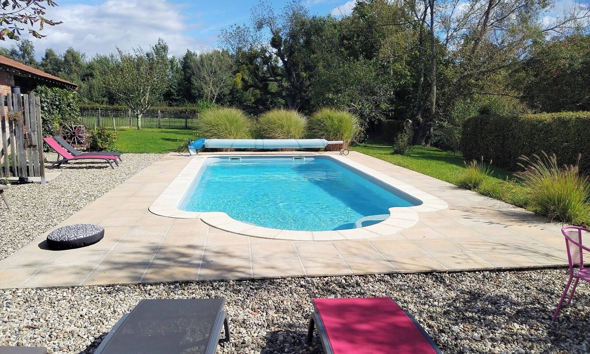 Montcony Apartment | Vacation apartment "Vers le Sud" in a former farmhouse with pool