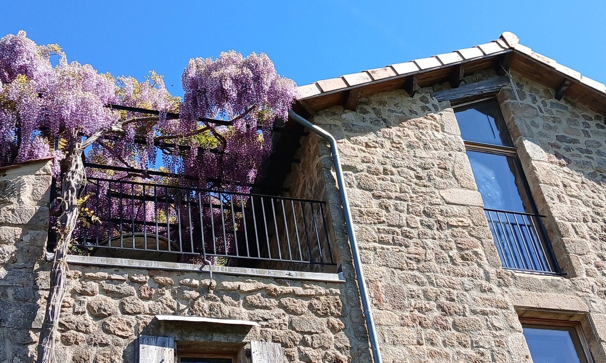 Gluiras House | Vacation Home "Gte De Chapelèche Les Glycines" with Private Terrace, Balcony & Wi-Fi