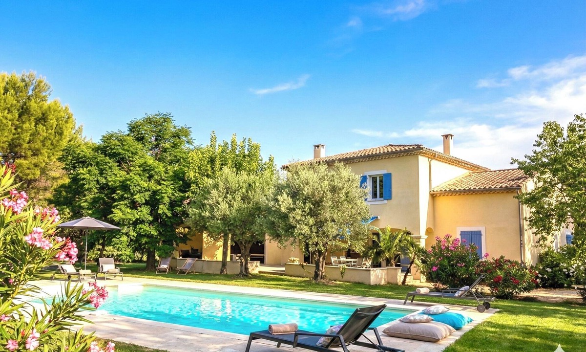 Mazan Villa | Very large villa with swimming pool and air-conditioned rooms + large garden with trees