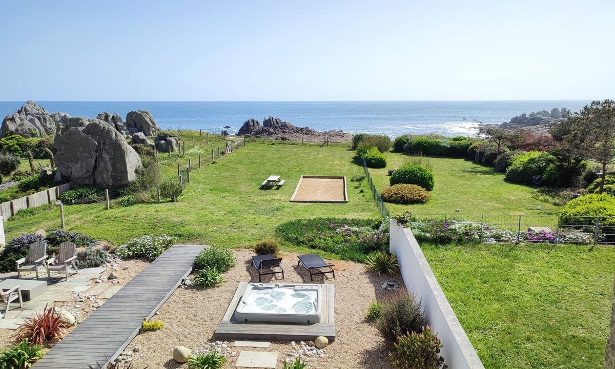 Plobannalec-Lesconil House | Villa Cotton – 180° Sea View, Private Jacuzzi, 6 Bedrooms, Dogs Welcome