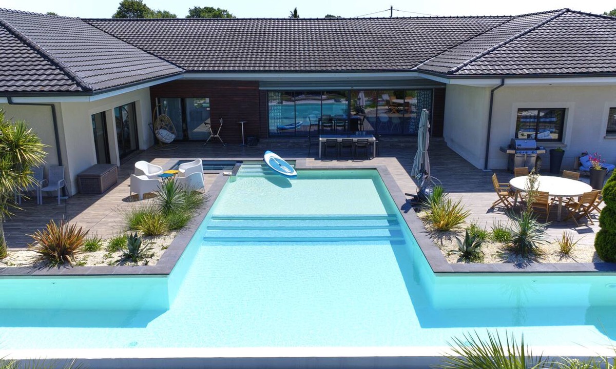 Camps-sur-l'Isle Villa | Villa de l'Isle: 300 m², heated pool, and spa