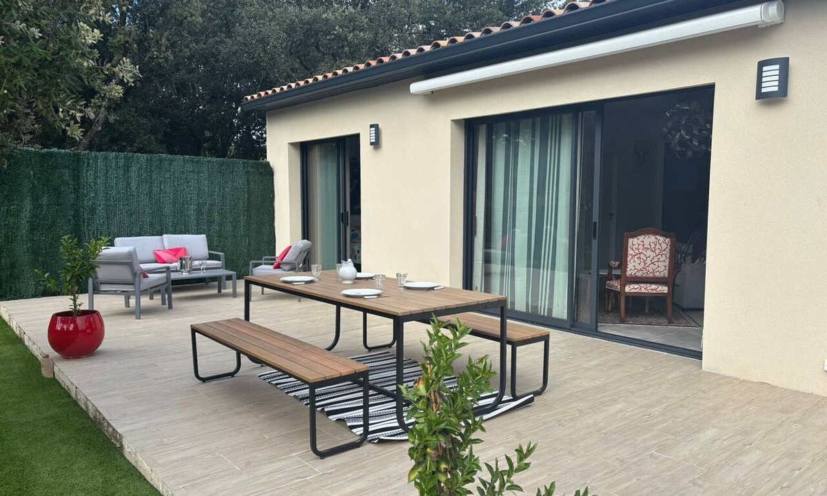 Carpentras House | Villa Ndpa - Holiday Home with Garden