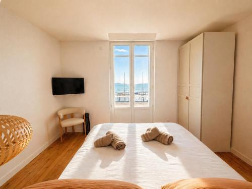 La Baule-Escoublac Villa | Villa Pacis rénovée - Face mer La Baule hyper centre -15 pers - 5 suites avec SDB -Terrasse & BBQ sous les pins