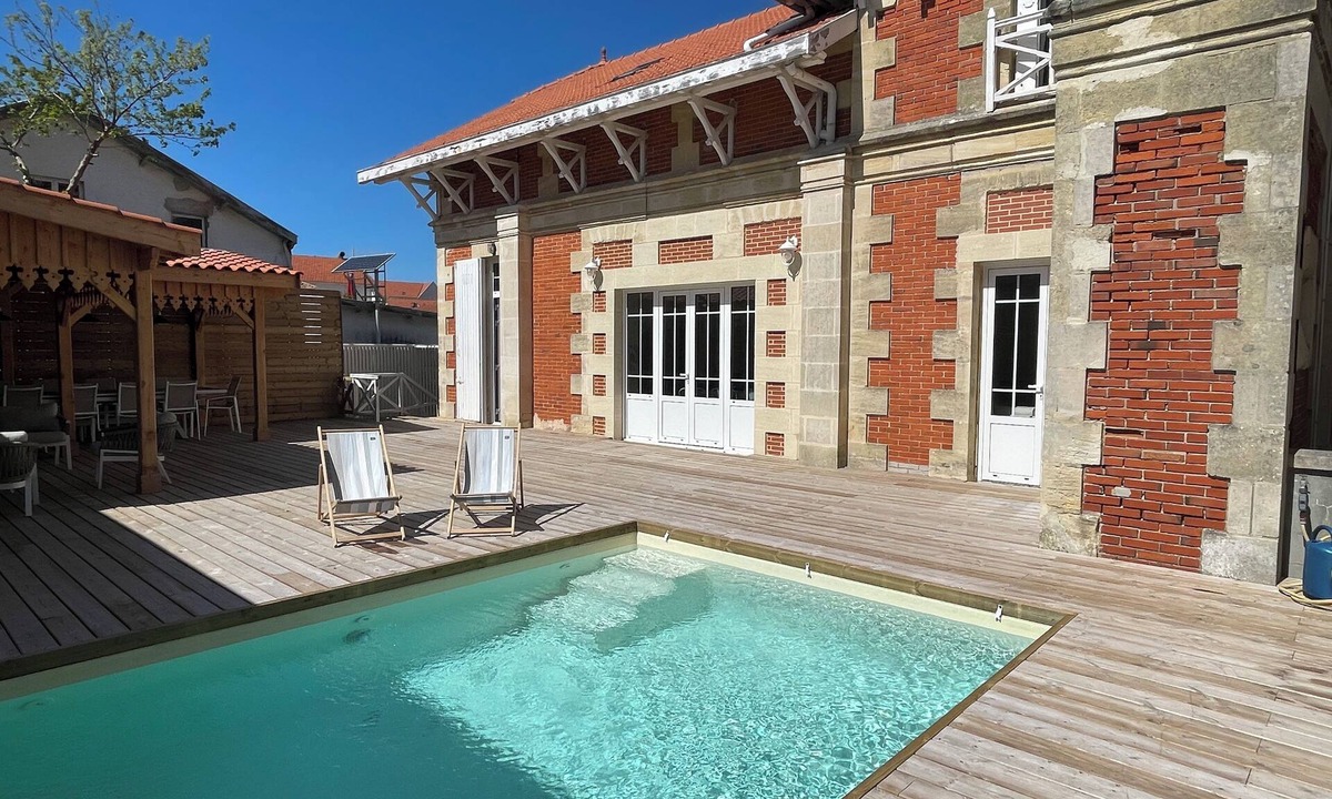 Soulac-sur-Mer Villa | Villa Turquoise, steps from the beach and market. Sleeps 14. Swimming pool