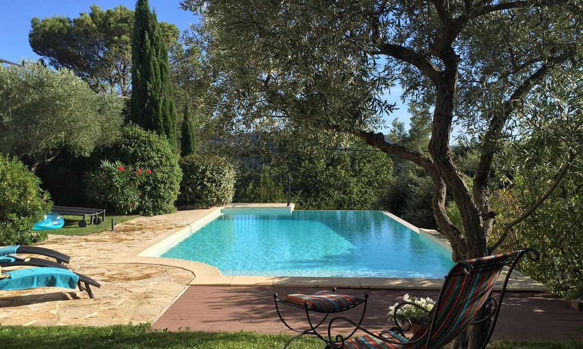 Malemort-du-Comtat House | Villa with outdoor kitchen with pizza oven and large heated pool.