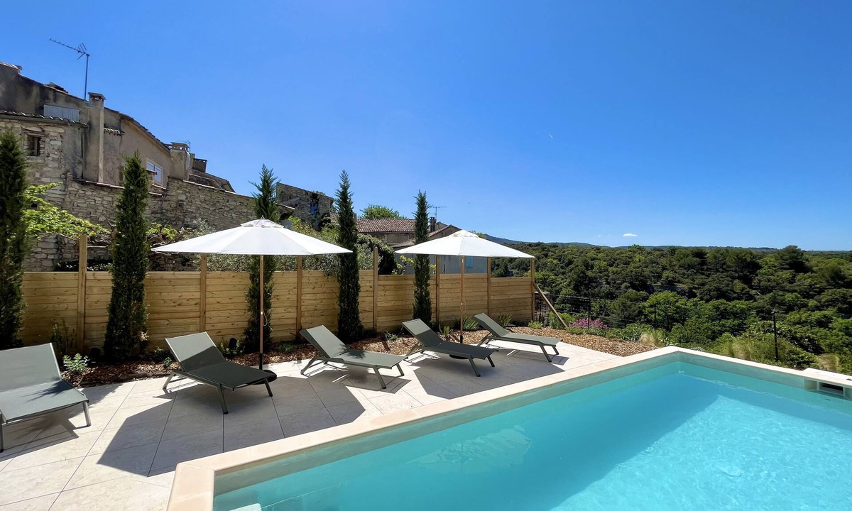 Venasque House | Vindasca – 9BR Village Home in Venasque · Pool · Sauna · 15 Guests