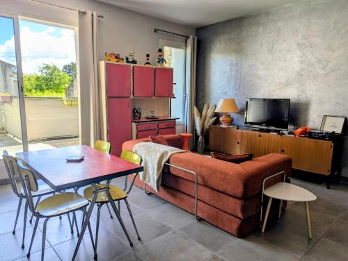 Mazan Apartment | Vintage 70's cosy avec terrasse et clim