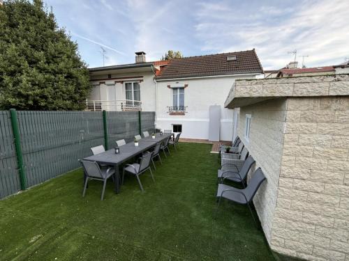 Bagneux Villa | VR - HUGE VILLA - 14 bedrooms - 24 beds - 3 min metro PARIS EXPO