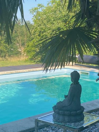 Dommartin-les-Cuiseaux Bed & Breakfast | vue et accès piscine chambre d hôte ,"tipi" et" cabane" ferme Bressane