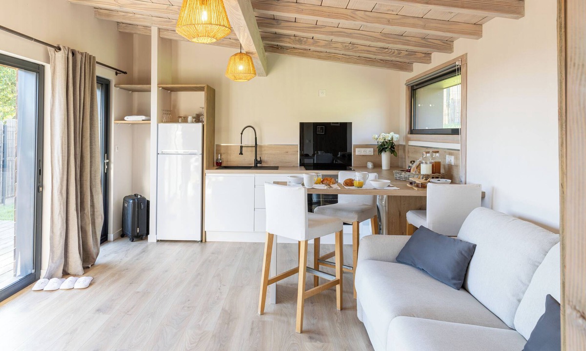Vaivre-et-Montoille Cottage | Wellness retreat with a hot tub and fitness center overlooking the lake