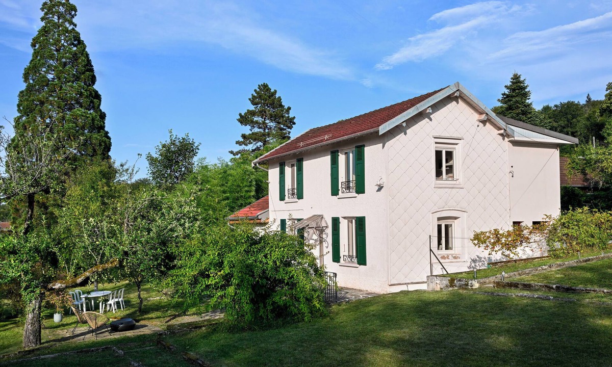 Besancon House | Whole house with 4 apartments, family room for meals, garden-near CV