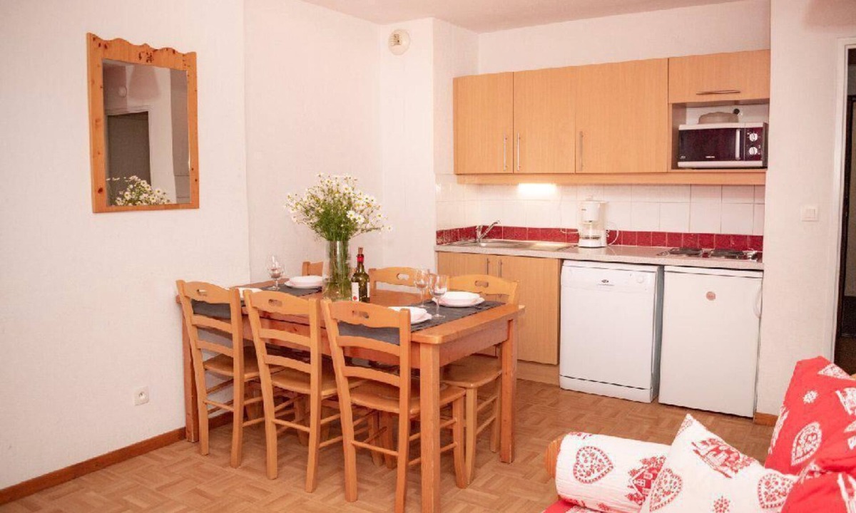Puy-Saint-Vincent Apartment | Wifi, 1st floor, swimming pool, balcony, parking, tv, ski locker, 45m², Puy-Saint-Vincent
