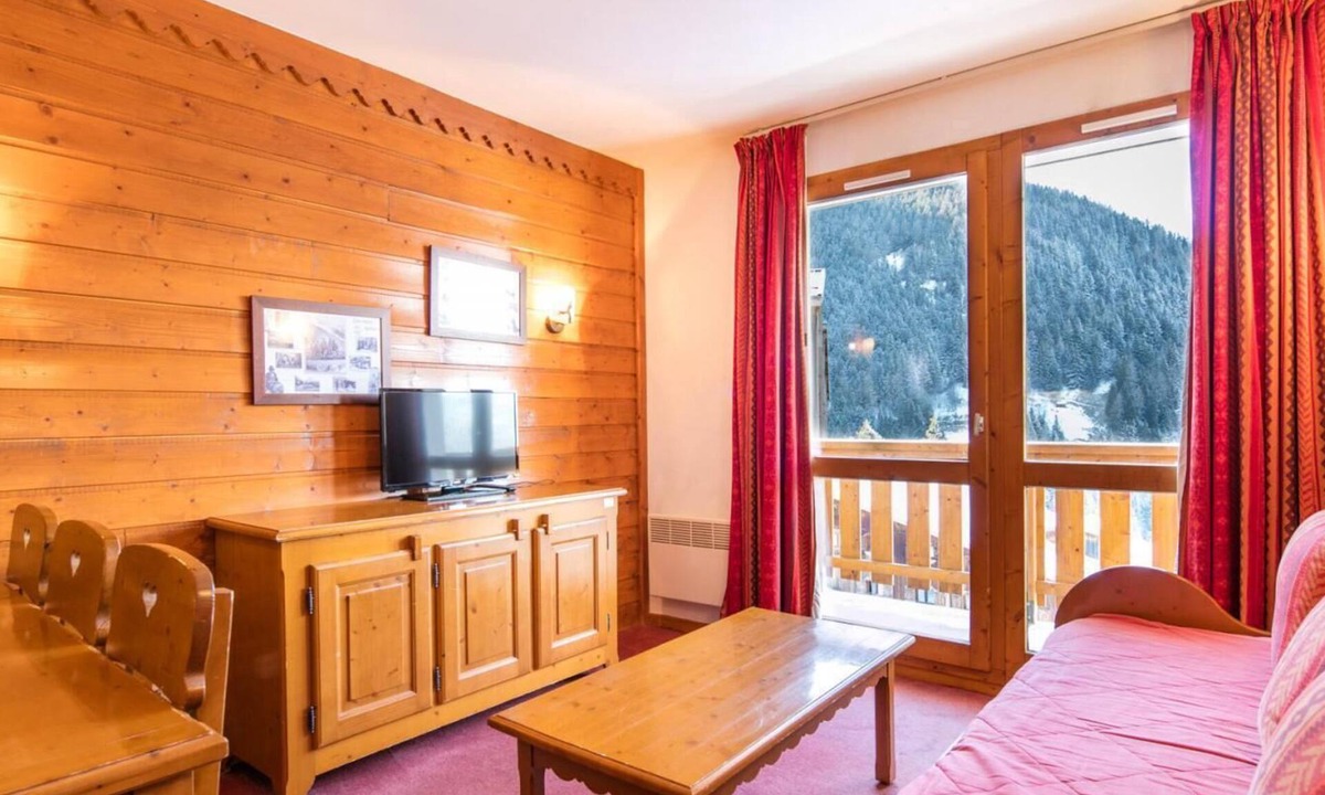 Valfrejus Apartment | Wifi, 300m from resort center, swimming pool, sauna, tv, ski locker, 40m², Valfréjus