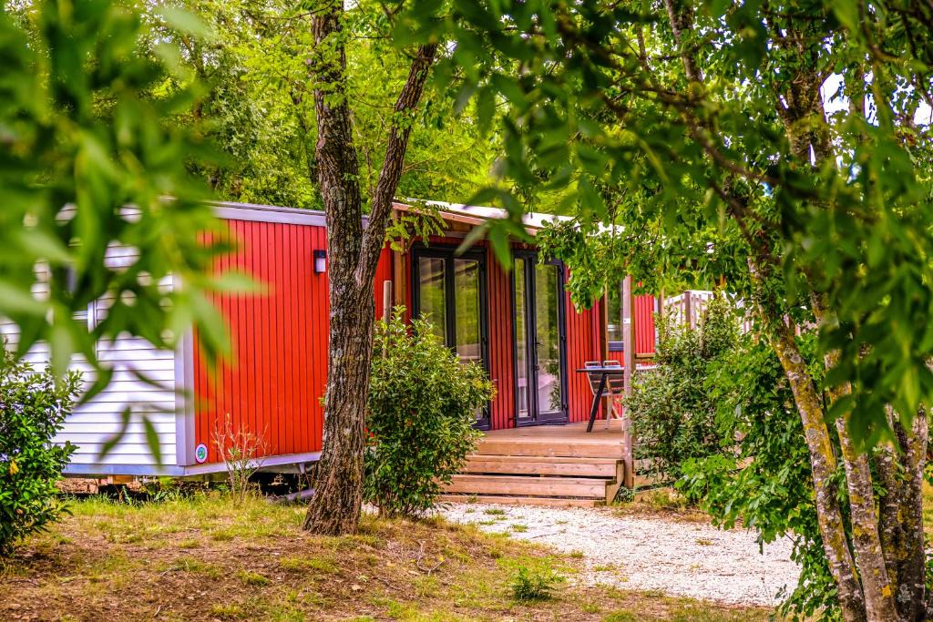 Saint-Thome Other | wood cottage family