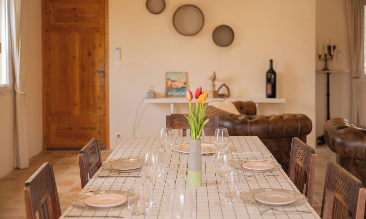 Le Barroux House | Woodpigeons at Le Barroux. An ideal holiday home for discovering Provence