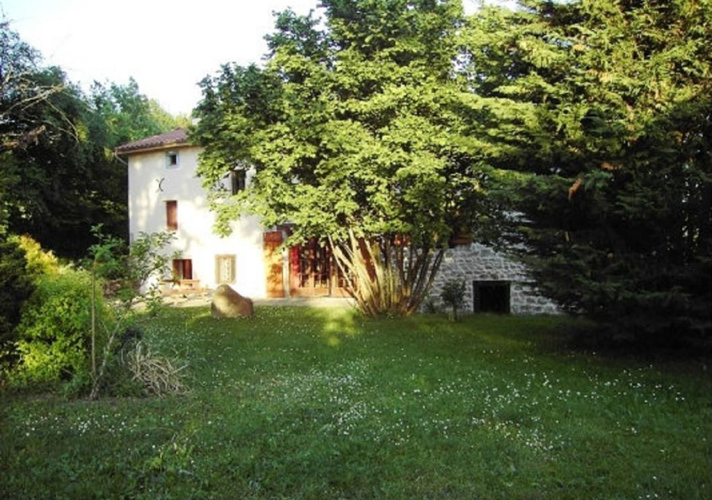 Vertolaye Bed & Breakfast | yellow room, Tuscany of Auvergne