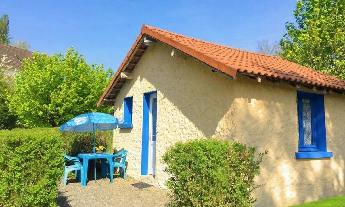Saint-Honore-les-Bains House | ZEcamping 3 étoiles espace aquatique toboggans locatif TV 20m2 2 pers